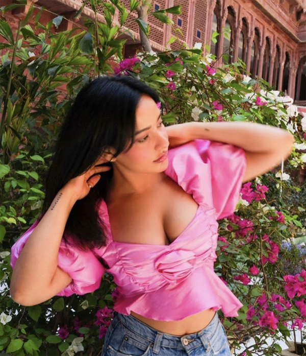 పింక్ టాప్‌లో క్లీవేజ్ షో చేస్తున్న మెగా హీరోయిన్