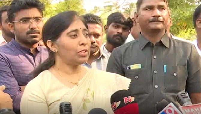 ఈ హత్య ఎవరు చేశారో ప్రజలకు తెలియాలి