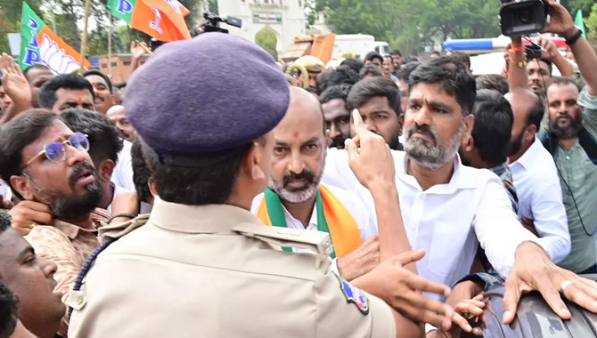 గన్ పార్కు వద్ద ఉద్రిక్తత.. బండి సంజయ్, ఈటలను