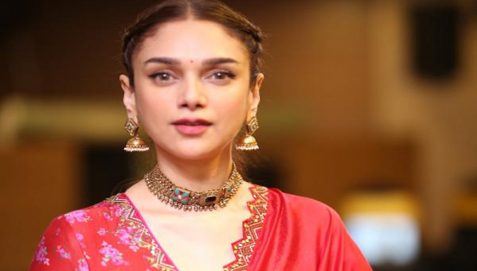 ‘తాజ్ డివైడెడ్ బై బ్లడ్’లో అనార్కలిగా నటించటం ఓ వైపు హ్యాపీగానూ మరో వైపు చాలెంజింగ్గానూ అనిపించింది: అదితిరావు హైదరి ‘తాజ్ డివైడెడ్ బై బ్లడ్’లో అనార్కలిగా నటించటం ఓ వైపు హ్యాపీగానూ మరో వైపు చాలెంజింగ్గానూ అనిపించింది: అదితిరావు హైదరి