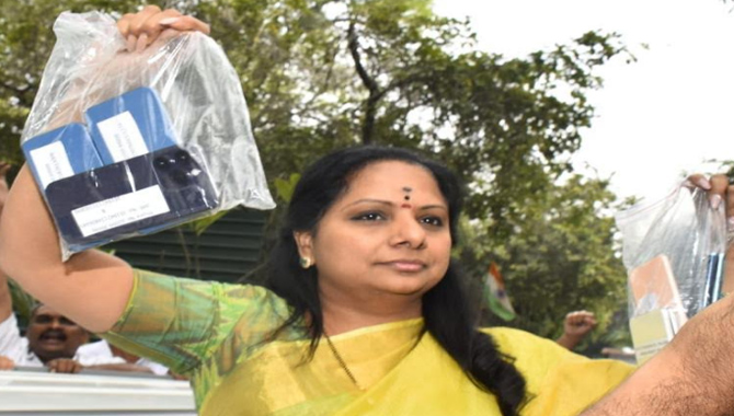 అన్ని ఫోన్లు వాడాల్సిన అవసరం ఏమొచ్చింది కవితమ్మా..?