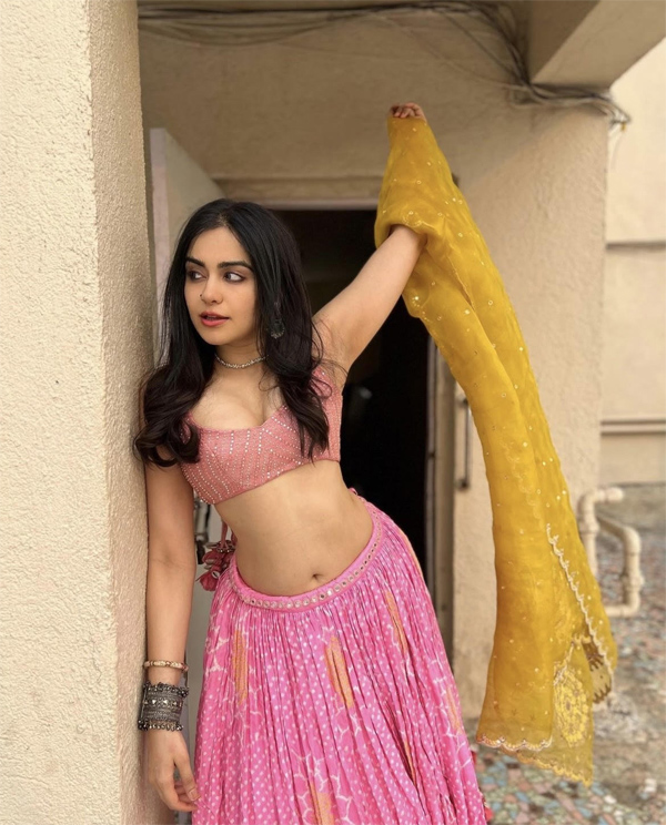 ట్రెడిష‌న్ లుక్‌లోనే మ‌తి పోగొడుతున్న అదా శ‌ర్మ‌