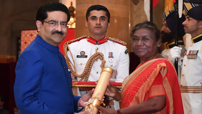 ఘనంగా పద్మ పురస్కారాల ప్రధానం