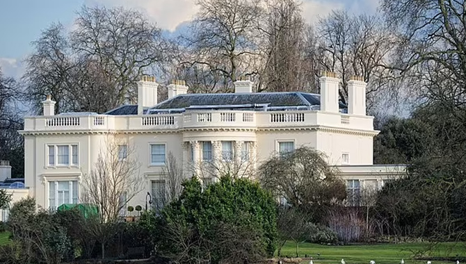 ప్రపంచంలోనే అత్యంత పురాతన భవనం.. ధర రూ.2,480 కోట్లు! ప్రపంచంలోనే అత్యంత పురాతన భవనం.. ధర రూ.2,480 కోట్లు!