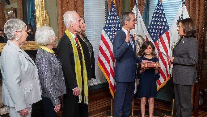 భారత్ లో అమెరికా రాయబారిగా ప్రమాణ స్వీకారం చేసిన గార్సెట్టి భారత్ లో అమెరికా రాయబారిగా ప్రమాణ స్వీకారం చేసిన గార్సెట్టి