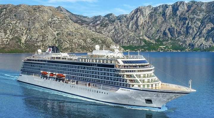 A luxury ship “Viking Neptune” arrived in Colombo with a huge number of tourists