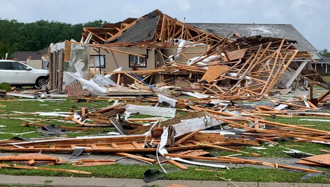 అమెరికాలో మరోసారి టోర్నడోలు బీభత్సం