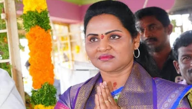 జగన్ కు త్వరలో మంచి రిటర్న్ గిఫ్ట్ ఇస్తా.. ఉండవల్లి శ్రీదేవి శపథం 