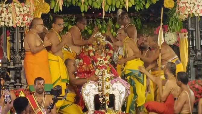 భద్రాచలంలో అంగరంగ వైభవంగా శ్రీ సీతారాముల కల్యాణం