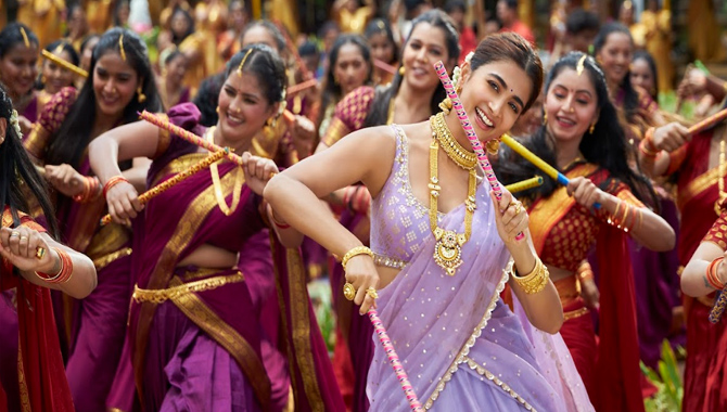 బతుకమ్మ పాటలో బుట్ట బొమ్మ… కుందనపు బొమ్మలా భలే ముద్దుగా!