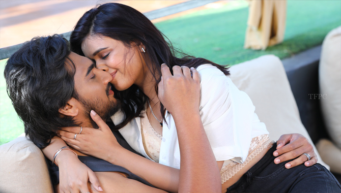 దసరా థియేటర్స్ లో ‘గేమ్ ఆన్’ టీజర్ సందడి దసరా థియేటర్స్ లో ‘గేమ్ ఆన్’ టీజర్ సందడి