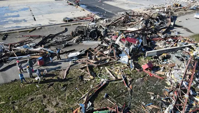 అమెరికాను చుట్టేస్తున్న వరుస టోర్నడోలు