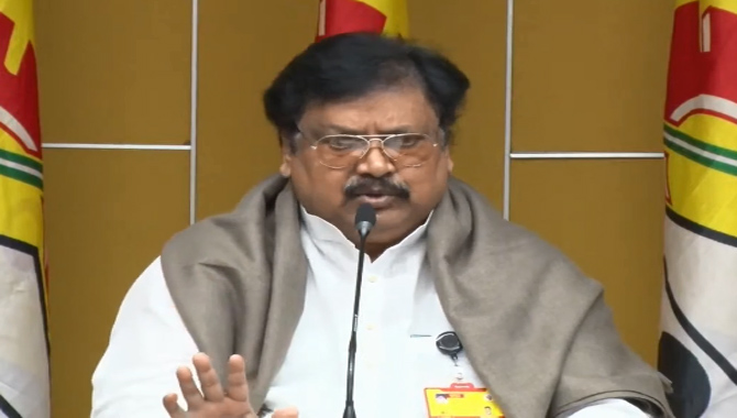 ఏపీలో ప్రముఖులపై తప్పుడు కేసులు.. ప్రభుత్వ వేధింపులు కరెక్ట్ కాదు: వర్ల రామయ్య