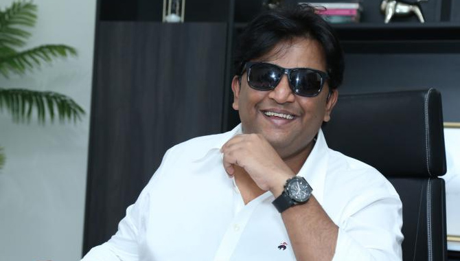 ‘రావణాసుర’లో రవితేజ గారిని చూసి ప్రేక్షకులు షాక్ అవుతారు: నిర్మాత అభిషేక్ నామా ‘రావణాసుర’లో రవితేజ గారిని చూసి ప్రేక్షకులు షాక్ అవుతారు: నిర్మాత అభిషేక్ నామా