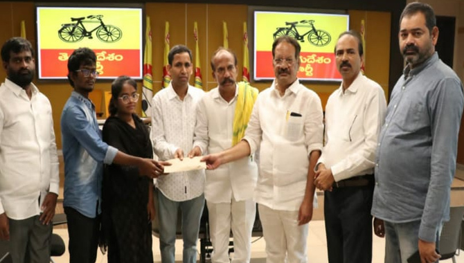 ఎన్నారై టీడీపీ ఆధ్వర్యంలో విద్యార్థులకు చేయూత