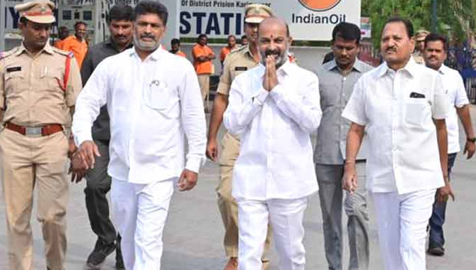 కరీంనగర్ జైలు నుంచి బండి సంజయ్ విడుదల