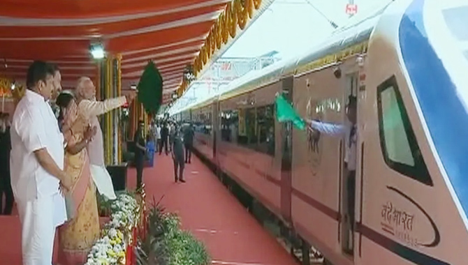సికింద్రాబాద్-తిరుపతి వందేభారత్ రైలును ప్రారంభించిన మోదీ