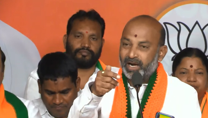 దేశ ప్రధాని రాష్ట్రానికి వస్తే.. కేసీఆర్ ఎందురు రాలేదు : బండి సంజయ్