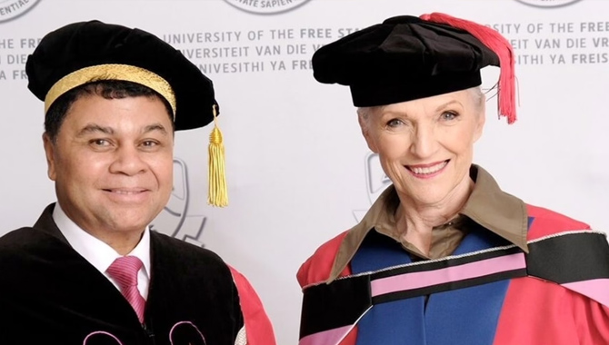 ఎలన్ మస్క్ తల్లికి గౌరవ డాక్టరేట్