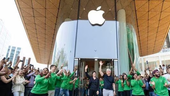 భారత్ లో యాపిల్ తొలి స్టోర్ ప్రారంభం భారత్ లో యాపిల్ తొలి స్టోర్ ప్రారంభం