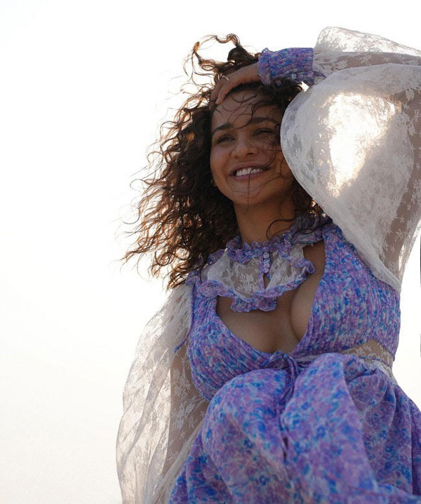 అందాలతో హీటెక్కిస్తున్న అయిషా శర్మ అందాలతో హీటెక్కిస్తున్న అయిషా శర్మ