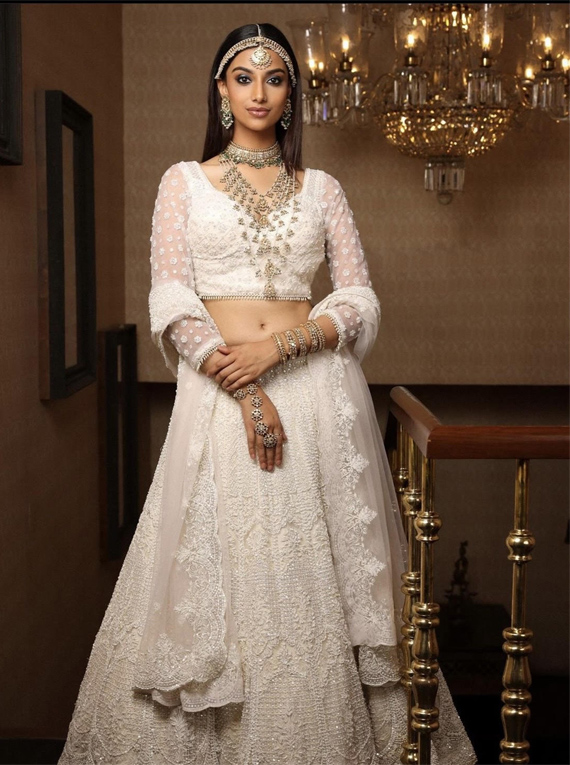 వైట్ క‌ల‌ర్ డ్రెస్‌లో మెరిసిపోతున్న మీనాక్షి చౌద‌రి