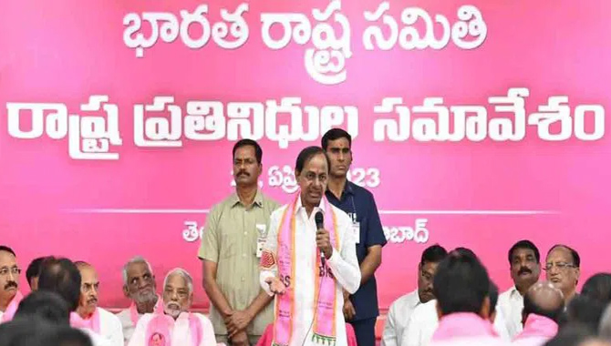ఆ ఎమ్మెల్యేలకు ఇదే చివరి వార్నింగ్.. ఇంకోసారి చేస్తే  పార్టీ నుంచి తప్పిస్తాం : కేసీఆర్