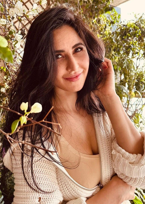 నాలుగు పదుల వయసులో కత్రినా క్లీవేజ్ షో నాలుగు పదుల వయసులో కత్రినా క్లీవేజ్ షో