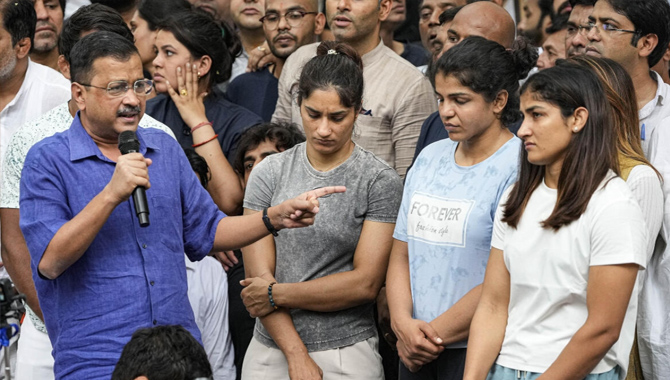 ఆయనపై కేసు నమోదుకు సుప్రీంకోర్టు జోక్యం : కేజ్రీవాల్‌