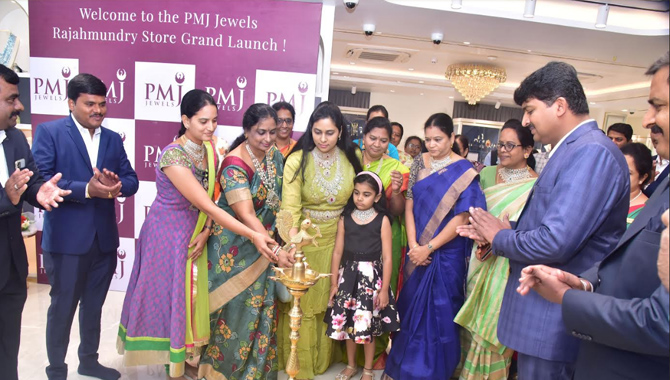 రాజమండ్రిలో నూతన స్టోర్ ప్రారంభించిన పీఎంజే జ్యువెల్స్
