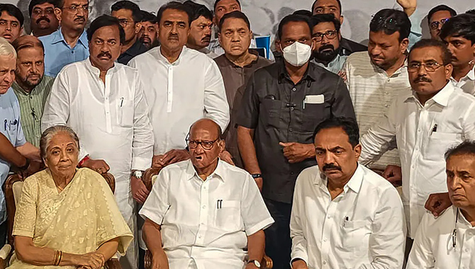 ఎన్సీపీ అధ్యక్ష పదవికి శరద్ పవార్ రాజీనామా.. డ్రామా రక్తి కట్టించబోతున్నారా..?