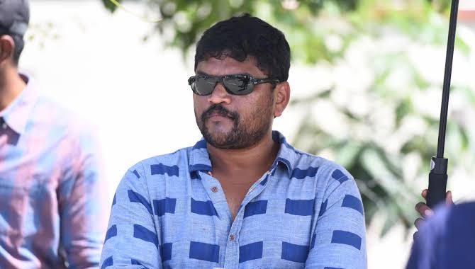 ప‌ర‌శురామ్‌ని టార్గెట్ చేస్తున్న ఆ ఇద్ద‌రి ఫ్యాన్స్