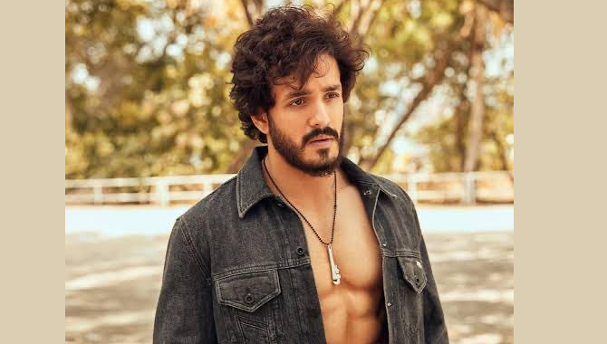 అఖిల్ తో యువి నో ఛేంజ్