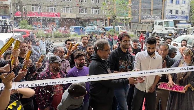 భారతదేశంలో అతిపెద్ద D2C ఆటోమొబైల్ రిటైల్ నెట్‌వర్క్‌ను ఏర్పాటు చేసిన ఓలా, శ్రీనగర్‌లో 500వ అనుభవ కేంద్రం ప్రారంభం