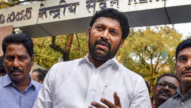 మళ్లీ తెరపైకి వివేకా హత్య కేసు విచారణ.. అవినాశ్ రెడ్డికి నోటీసులు..!