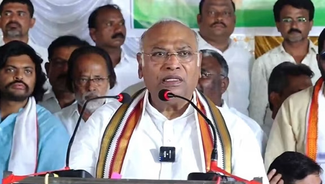 మల్లికార్జున ఖర్గేకు షాక్ …రూ.100 కోట్ల పరువునష్టం