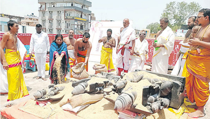 అమెరికాలో ప్రతిష్ఠించనున్న విగ్రహాలకు.. భద్రాద్రిలో