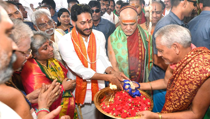 అఖండ పూర్ణాహుతి కార్యక్రమంలో పాల్గొన్న వైఎస్ జగన్