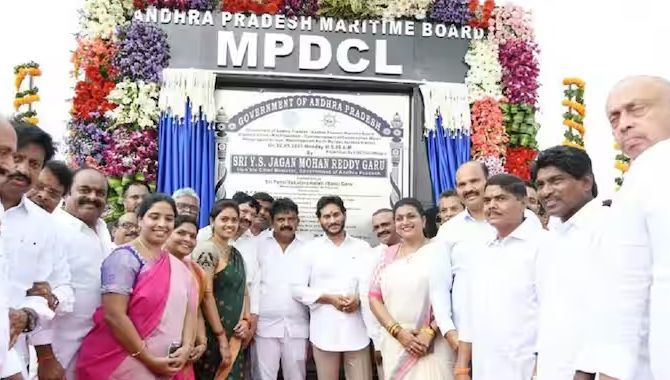 తపసిపుడిలో సముద్రుడికి పట్టు వస్త్రాలు సమర్పించిన సీఎం జగన్