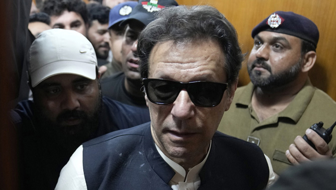 పాక్ మాజీ ప్రధాని ఇమ్రాన్ ఖాన్ కు ఊరట