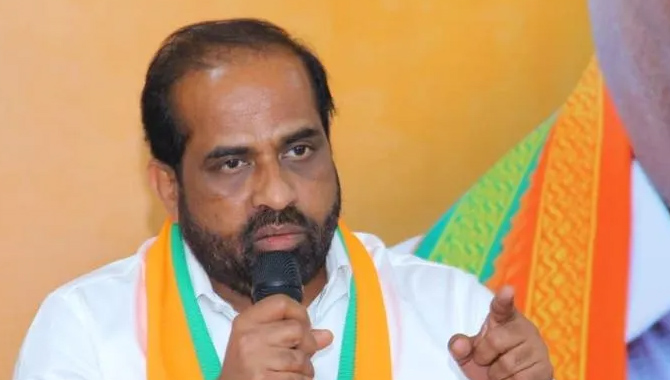 కోడికత్తి తరహాలో ఎంపీ అవినాష్ రెడ్డి డ్రామా