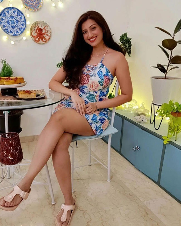 పొట్టి డ్రెస్‌లో హంస అందాలు