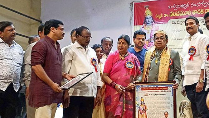 హాస్యనటుడు బ్రహ్మానందానికి ఎన్టీఆర్ పురస్కారం