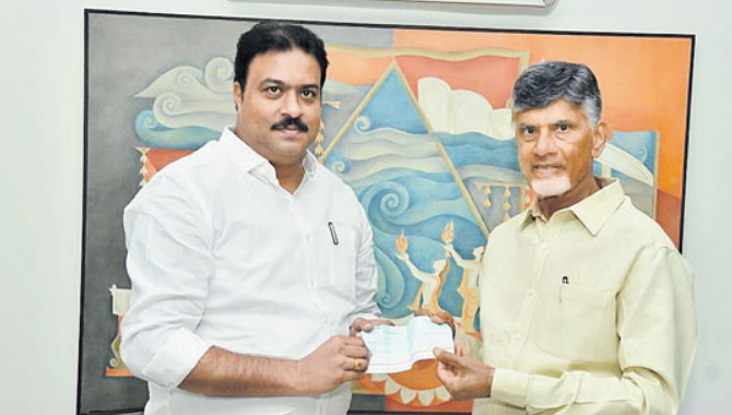 చంద్రబాబు నాయుడుకి 25 లక్షల రూపాయల చెక్కుని అందజేసిన మన్నవ మోహనకృష్ణ