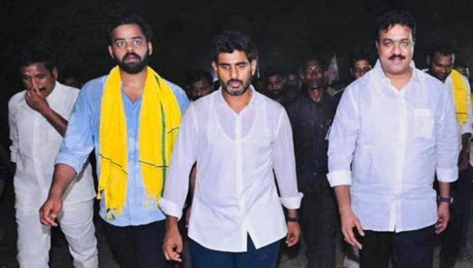 మన్నవ మోహనకృష్ణను అభినందించిన నారా లోకేశ్