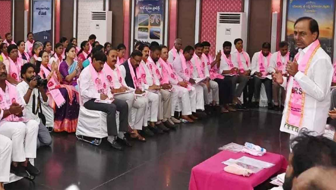 కేసీఆర్ చేతిలో కీలక నివేదిక..! బీఆర్ఎస్ ఎమ్మెల్యేల్లో గుబులు..!!