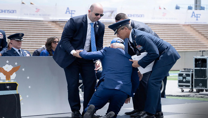 తూలి పడిపోయిన జో బైడెన్