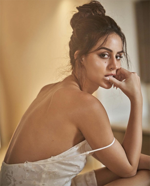 బ్యాక్ అందాల‌తో మ‌తి పోగొడుతున్న తిక్క హీరోయిన్