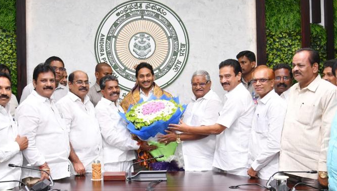 ముఖ్యమంత్రి వైఎస్ జగన్ మోహన్రెడ్డితో ఏపీ ఎన్టీవో నేతలు భేటీ ముఖ్యమంత్రి వైఎస్ జగన్ మోహన్రెడ్డితో ఏపీ ఎన్టీవో నేతలు భేటీ