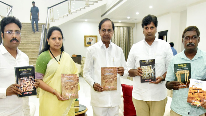 తెలంగాణ చరిత్ర పుస్తక సంపుటాలను ఆవిష్కరించిన సీఎం కేసీఆర్